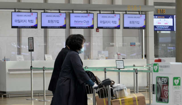 산업은행이 대한항공의 아시아나항공 인수를 위해 한진그룹에 8000억원을 투입하기로 결정했다. 사진은 16일 인천국제공항 제1터미널 출국장의 아시아나항공 발권 카운터 모습./