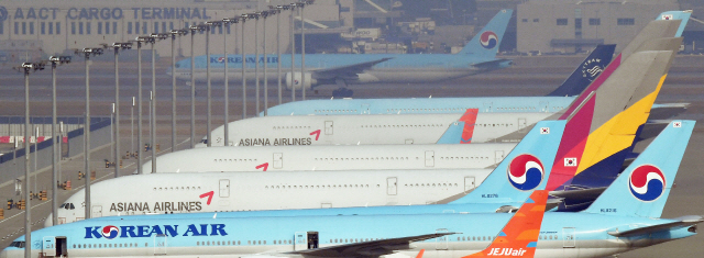 인천국제공항 주기장에 대한항공과 아시아나항공 항공기가 함께 계류돼 있다./영종도=오승현기자