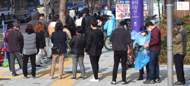 코로나19 선별진료소에서 검사를 받으려는 시민들이 줄을 서있다./오승현기자