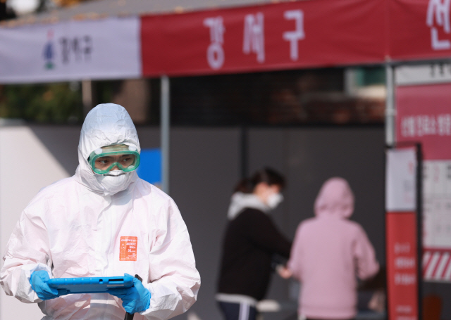 16일 서울 강서구 보건소 선별진료소에서 강서소방서 구급대원이 신종 코로나바이러스 감염증 유증상자를 진료소로 이송한 뒤 떠나고 있다./연합뉴스