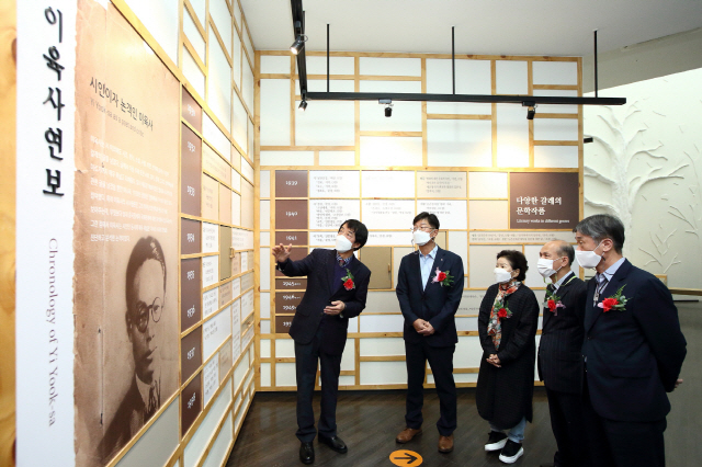 16일 경북 안동시 도산면에 위치한 이육사문학관에서 열린 ‘이육사문학관 시설개선 완료식’에 참석한 이동주(왼쪽 두번째) LG하우시스 홍보·대외협력담당 상무 등이 손병희(왼쪽) 이육사문학관 관장으로부터 설명을 듣고 있다. LG하우시스는 17일 순국선열의 날을 앞두고 국가보훈처와 함께 이육사문학관 개보수 공사를 마무리했다. /사진제공=LG하우시스     [사진2] 이육사문학관 시설개선 완료식에 참가한 참석자들이 이육사문학관을 둘려보고 있는 모습.    사진 왼쪽부터 이육사문학관 손병희 관장, LG하우시스 홍보·대외협력담당 이동주 상무, 이육사추모사업회 이옥비상임이사, 경북북부보훈지청 우진수 지청장, 안동시 문화관광국 권혁서