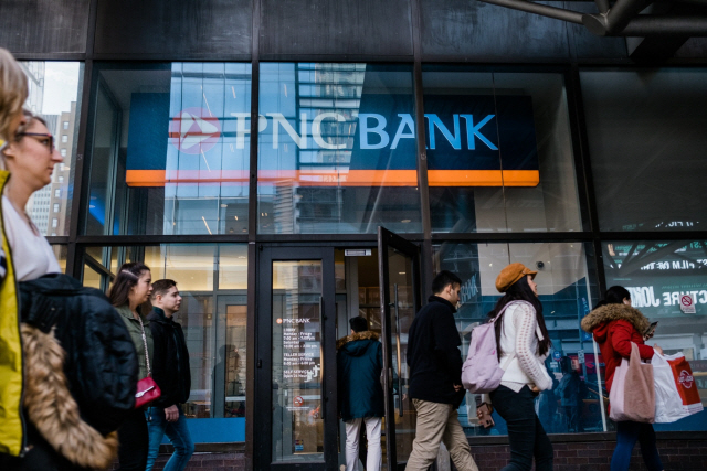 미국 뉴욕의 PNC 파이낸셜 서비스 지점 앞을 행인들이 지나가고 있다. PNC는 스페인 최대 은행인 BBVA의 미국 사업을 116억달러 이상에 인수하기 위해 협상을 벌이고 있다고 월스트리트저널(WSJ)이 15일(현지시간) 보도했다. /블룸버그 자료사진