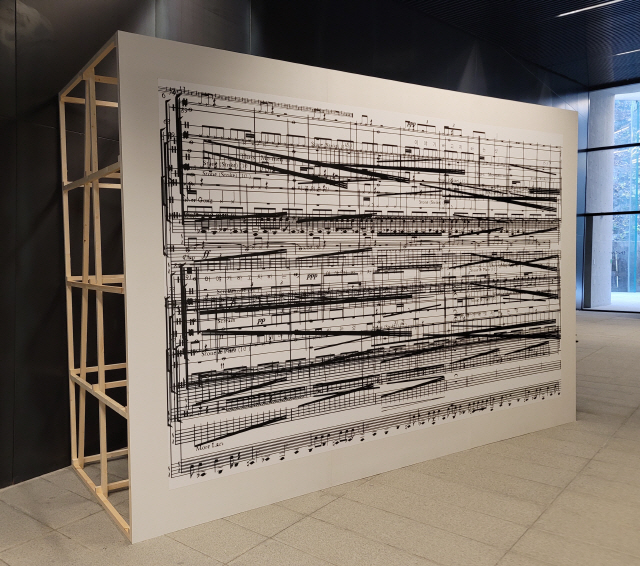 현대미술과 김기라와 음악가 양선용의 공동작품인 ‘어둠의 광장에서_새로운 연대를 위하여’의 악보 설치작품.
