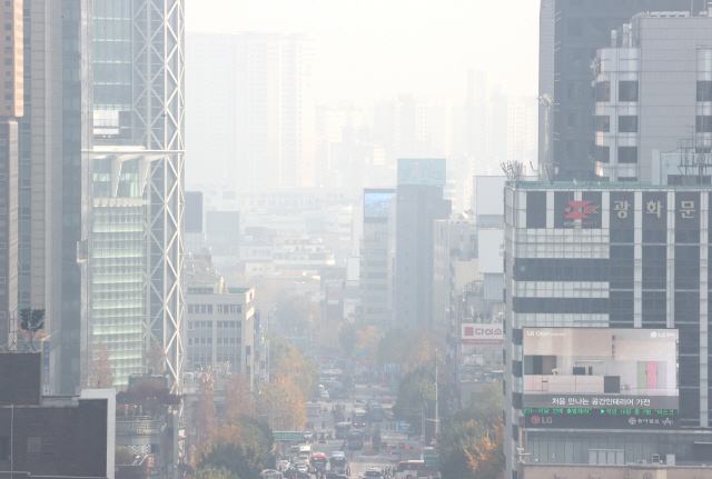 서울 등 수도권 초미세먼지 농도가 ‘나쁨’ 수준을 보인 16일 오전 서울 종로 일대가 뿌옇다./연합뉴스