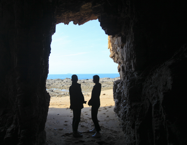 파도리해변 해식동굴은 소셜네트워크서비스(SNS)상에서 인생사진 명소로 유명하다. 아치형으로 난 동굴 안에서 바다를 배경으로 사진을 찍으면 누구나 멋진 사진을 건질 수 있다.