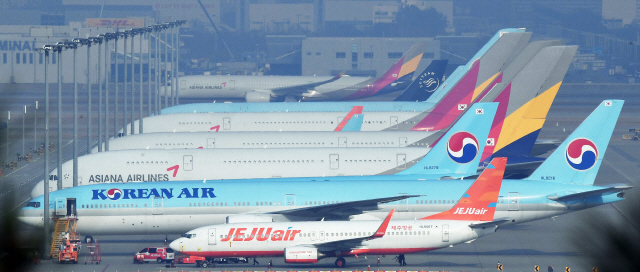 지난 13일 인천국제공항 주기장에 대한항공 항공기와 아시아나항공 항공기가 함께 계류돼 있다./영종도=오승현기자