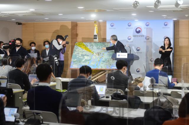 김수삼 김해신공항 검증위원장이 17일 오후 서울 종로구 정부서울청사 브리핑룸에서 김해신공항 검증위원회 검증 결과를 발표하고 있다./권욱기자 2020.11.17