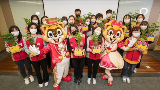 17일 서울 송파구 롯데월드 웰빙센터에서 샤롯데 봉사단이 직접 만든 ‘재생 플라스틱 블록 화분’을 들고 기념촬영을 하고 있다. 이날 제작된 화분은 송파구 다문화가정지원센터를 통해 다문화가정에 전달됐다. /사진제공=롯데월드