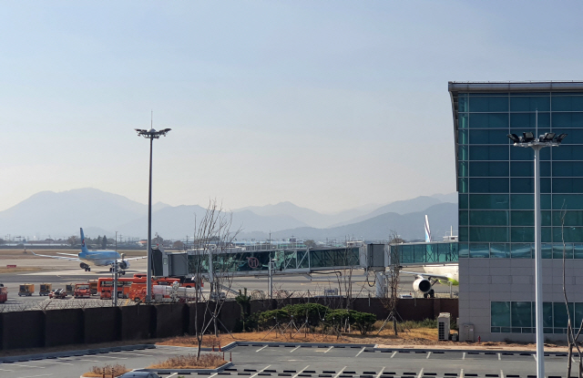 국무총리실 산하 김해신공항 검증위원회가 김해신공항 타당성 검증 결과 발표를 하루 앞둔 16일 오후 부산 강서구 김해국제공항 모습./연합뉴스