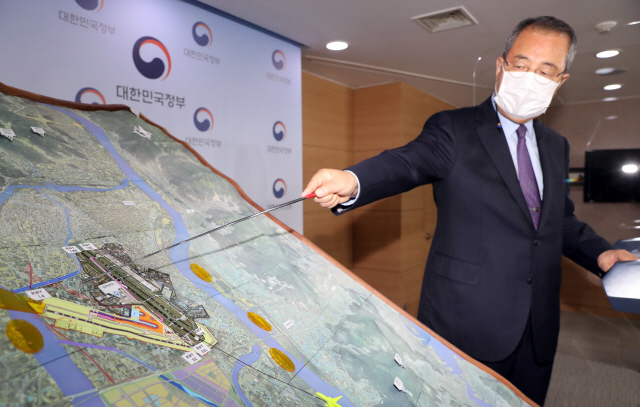 김수삼 김해신공항 검증위원장이 17일 정부서울청사에서 김해신공항 검증 결과를 발표하고 있다. /연합뉴스