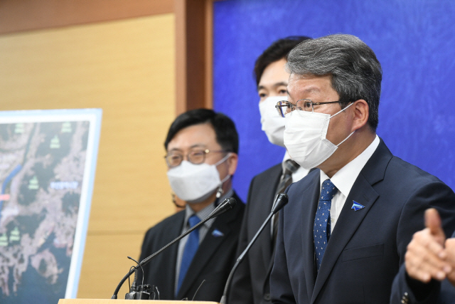 변성완 부산시장 권한대행은 17일 오후 시청에서 기자회견을 열고 본격적으로 ‘가덕신공항 건설’ 추진을 위한 후속 조치에 돌입할 것임을 대외적으로 공표했다./사진제공=부산시