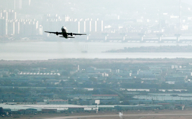 17일 부산 김해국제공항에서 민항기가 이륙하고 있다. 국무총리실 산하 김해신공항 검증위원회는 이날 타당성 검증 결과 발표를 통해 “김해신공항 추진은 근본적인 검토가 필요하다”고 밝혔다./연합뉴스