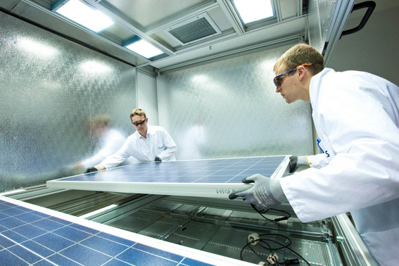 한화큐셀 독일 기술혁신센터 연구원이 태양광 모듈 품질 테스트를 진행하고 있다./사진제공=한화큐셀