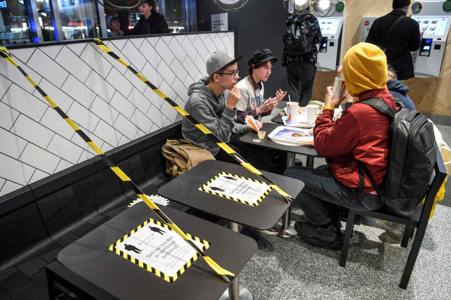 지난 12일(현지시간) 스웨덴 스톡홀름의 한 패스트푸드점 테이블이 거리두기 조치에 따라 비워져 있다. /AFP연합