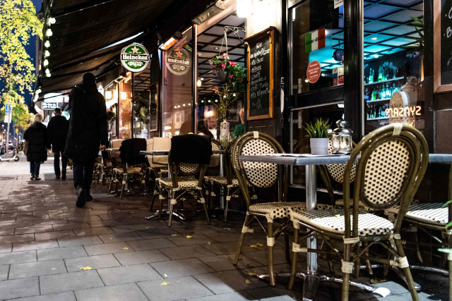 지난 12일(현지시간) 스웨덴 스톡홀름 한 식당의 야외 테이블이 비워져 있다. /AFP연합뉴스