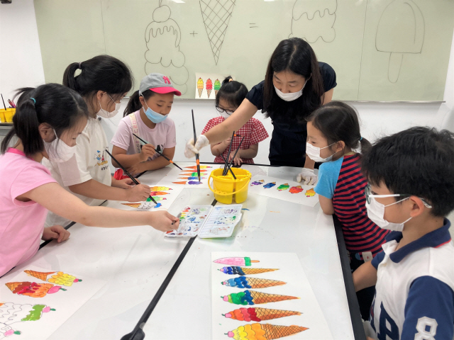 우리동네키움센터 송파4호점에서 어린이들이 미술활동을 하고 있다./사진제공=서울시
