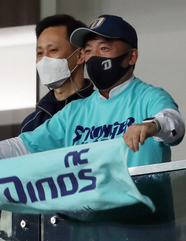 김택진(오른쪽) NC 다이노스 구단주가 17일 팀의 한국시리즈 1차전 승리를 관중석에서 지켜보며 기뻐하고 있다. /연합뉴스