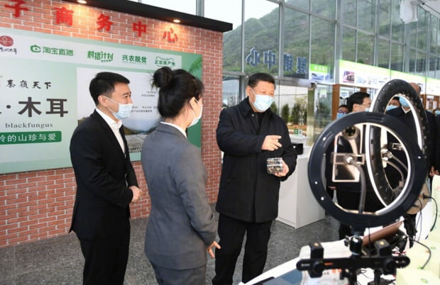 시진핑 주석이 지난 4월 20일 산시성 자수이현의 알리바바 ‘타오바오 라이브’ 현장을 찾아 카메라 앞에 서 있다. /신화망