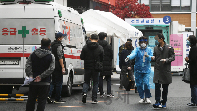 코로나19 신규 확진자 수가 지난 8월 이후 처음으로 300명대를 다시 넘어선 18일 오전 서울 중구 국립중앙의료원 선별진료소를 찾은 시민들이 코로나19 검사를 받고 있다. 서울과 경기 등 수도권은 19일 자정부터 격상된 사회적 거리두기 1.5단계가 적용된다./오승현기자 2020.11.18