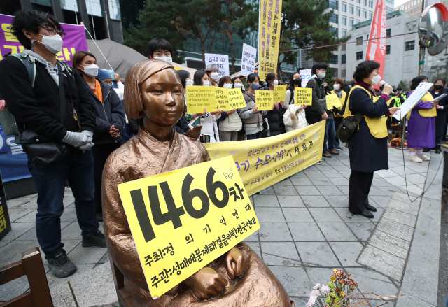 18일 오후 서울 종로구 옛 일본대사관 앞에서 1466차 일본군성노예제 문제해결을 위한 수요시위가 열리고 있다./연합뉴스