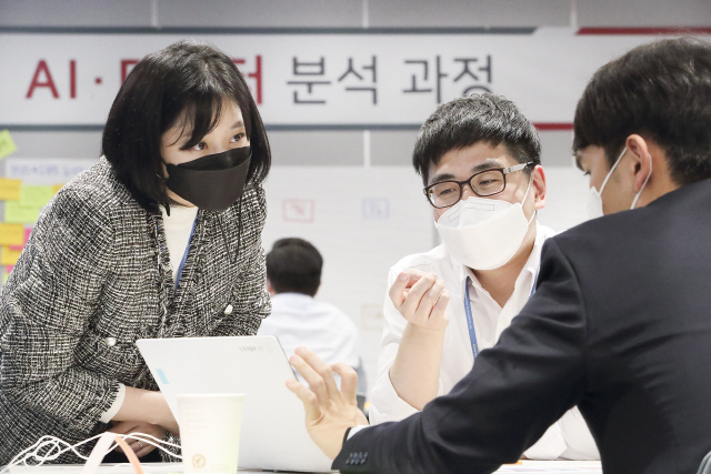 한국투자증권 임직원들이 지난 17일 서울 여의도 한국투자증권 본사에서 ‘AI원팀 기업실무형 AI·데이터 분석 과정’에 참석해 과제에 대해 토론하고 있다./사진제공=KT