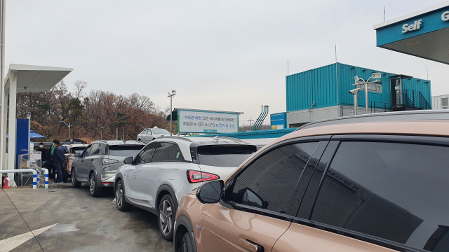 18일 오전 서울 ‘H강동 수소충전소’에 현대자동차 수소전기차인 ‘넥쏘’가 충전을 기다리고 있다. /조지원 기자