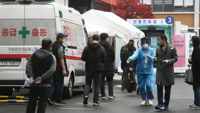 코로나19 신규 확진자 수가 지난 8월 이후 처음으로 300명대를 다시 넘어선 18일 오전 서울 중구 국립중앙의료원 선별진료소를 찾은 시민들이 코로나19 검사를 받고 있다. 서울과 경기지역은 이날 0시부터 격상된 사회적 거리두기 1.5단계가 시행된다./서울경제