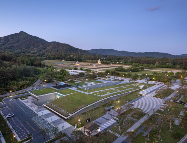 전북 익산시 금마면에 위치한 국립익산박물관 전경. 세계문화유산인 미륵사지터의 아름다움을 해치지 않도록 낮게 지어졌다.