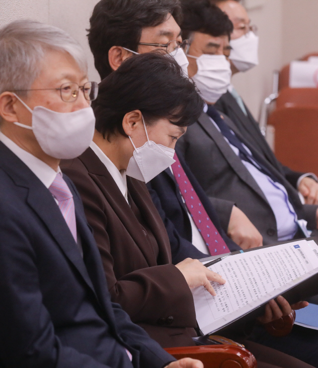 김현미 국토부 장관(왼쪽 두번째)이 18일 국회 법제사법위원회 전체회의에 출석하고 있다. /연합뉴스