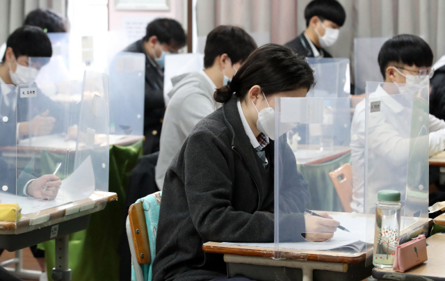 지난 18일 오전 대구중앙고등학교 3학년 학생들이 교실에서 시험을 보고 있다. /대구=연합뉴스