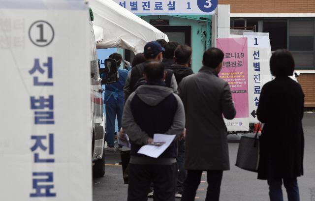 지난 18일 오전 서울 중구 국립중앙의료원 선별진료소를 찾은 시민들이 코로나19 검사를 받고 있다./오승현기자