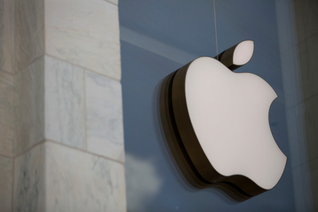 애플, 아이폰 성능저하 집단소송 합의에 1,200억원 더 내기로