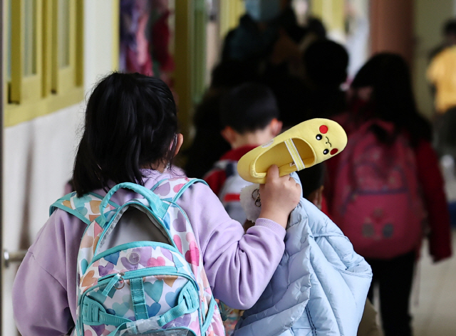 돌봄전담사들이 파업한 지난 6일 서울의 한 초등학교에서 학생들이 돌봄교실로 이동하고 있다. /연합뉴스