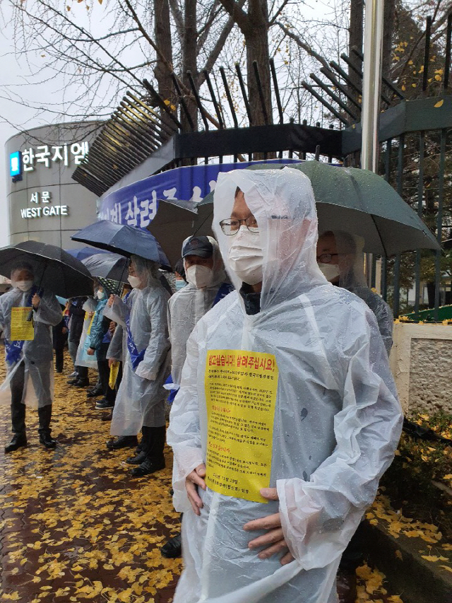 한국GM 협력업체 임직원이 19일 오전 한국GM 부평공장 앞에서 피켓시위를 하고 있다./사진제공=한국지엠협신회