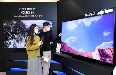 삼성전자 모델이 ‘나답게 스튜디오’ TV존에서 ‘QLED 8K’의 인피니티 스크린을 체험 중이다./사진제공=삼성전자