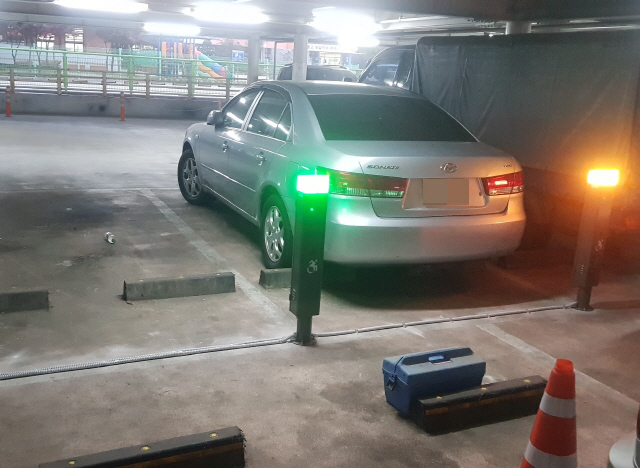 성동구 ‘IoT주차관리시스템’이 설치된 시설의 장애인전용주차구역에 일반 차량이 주차하면 경고등이 켜진다. /사진제공=성동구