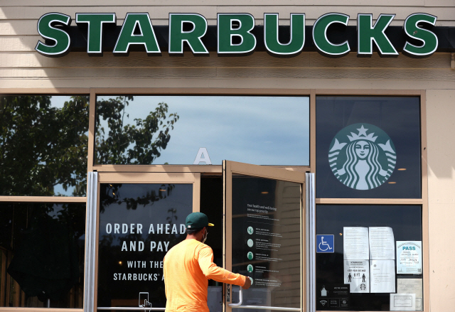 미국 캘리포니아주 샌러펠의 한 스타벅스 매장에 지난 6월 고객이 들어가고 있다./AFP연합뉴스