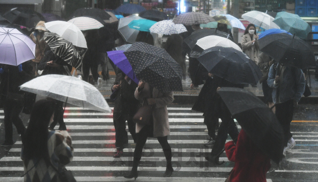 강풍을 동반한 요란한 가을비가 내린 19일 오전 우산을 쓴 시민들이 서울 서대문역 인근에서 비바람을 맞으며 출근길 발걸음을 재촉하고 있다. 기상청은 비가 그친 뒤 북쪽에서 찬 공기가 내려와 기온이 큰 폭으로 떨어질 것이라며, 오는 21일 아침에는 대부분 지역에서 영하권 추위를 보일 것이라 내다봤다./오승현기자 2020.11.19