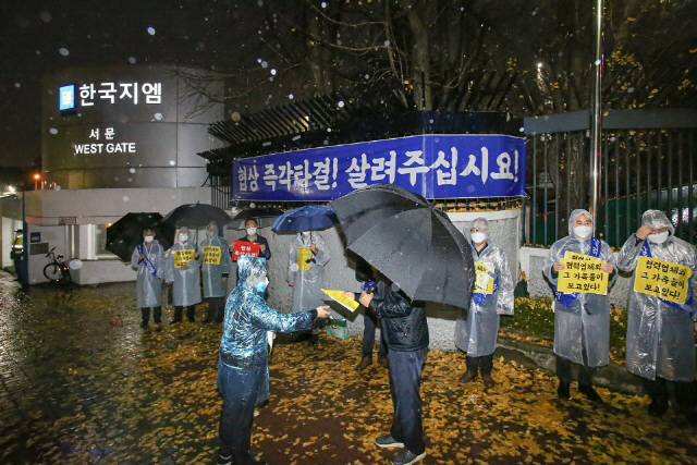 한국GM 협력업체 임직원이 19일 아침 한국GM 부평공장 앞에서 피켓시위를 하고 있다./사진제공=한국지엠협신회