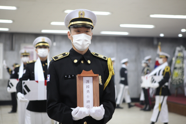 육군 제36보병사단 장병들이 19일 횡성대대에서 진행한 6·25 전사자 합동 영결식에서 유해를 운구하고 있다. 봉송된 유해는 국방부 유해발굴감식단의 사인 규명과 유전자 검사를 거쳐 국립현충원에 안치된다./사진제공=36사단