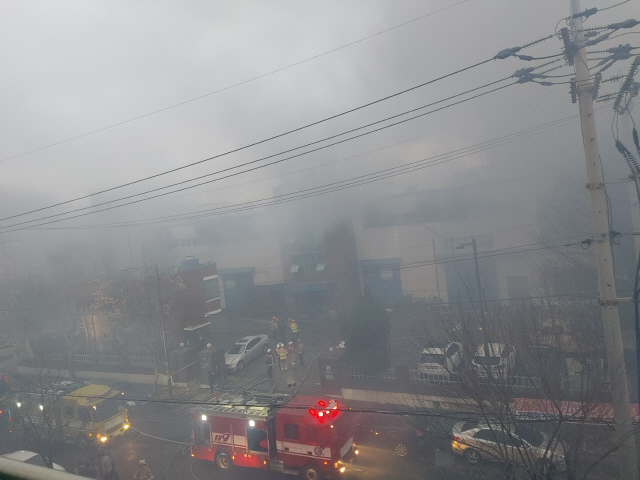 19일 오후 인천 한 화장품 제조업체 공장에서 불이 나 소방당국이 진화작업을 벌이고 있다. /사진제공=인천소방본부