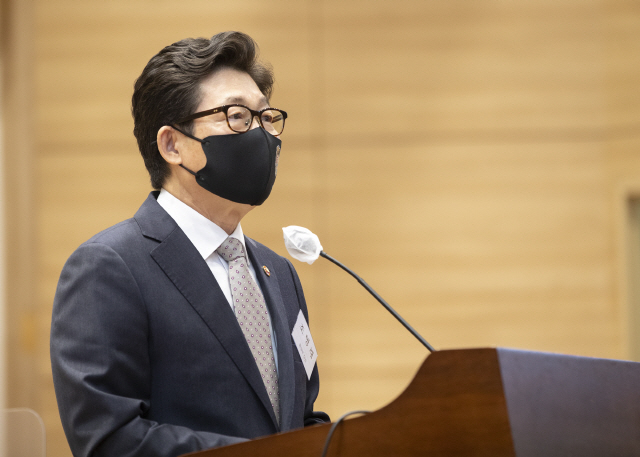 조명래 환경부 장관이 19일 서울 영등포구 국회의원회관에서 열린 ‘2050 장기저탄소발전전략 공청회’에 참석해 2050 탄소중립을 위한 정책 방향을 설명하고 있다./사진제공=환경부