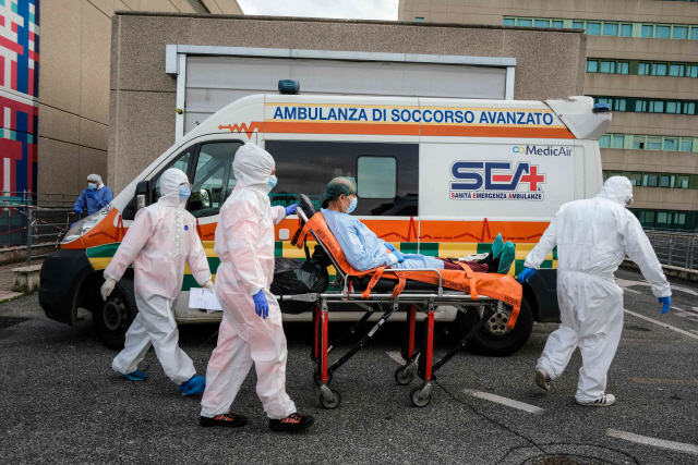 이탈리아 의료진이 지난 12일 로마에서 환자를 이송하고 있다. /AFP연합뉴스