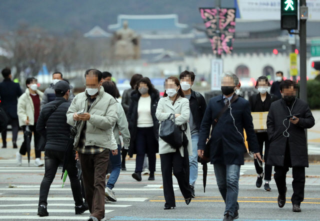 지난 19일 비가 그치며 기온이 떨어지자 서울 시민들이 외투를 입고 발걸음을 옮기고 있다. /연합뉴스