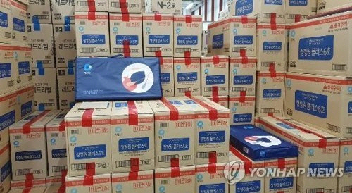 마트노조가 공개한 손잡이 없는 명절 선물상자. /연합뉴스