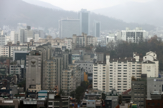 국토교통부와 기획재정부, 서울시는 19일 정부서울청사에서 ‘서민·중산층 주거안정 지원 방안’을 발표했다. 전세난을 타개하기 위해 향후 2년간 다세대, 빈 상가 등을 활용한 공공임대 11만4,100 가구를 공급하는 게 골자다. 내년부터 중산층 가구도 거주할 수 있는 30평형대 중형 공공임대가 본격 조성된다. /연합뉴스