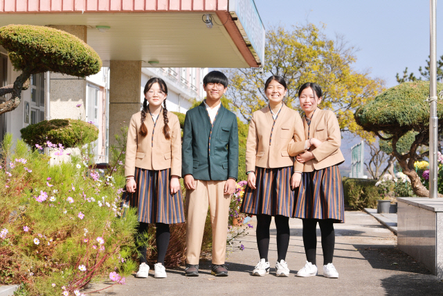 한복 교복을 입은 강진 작천중학교 학생들./사진제공=문체부