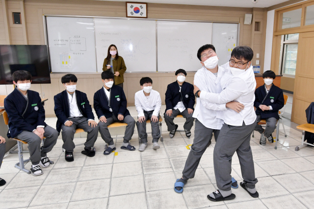 한복교복을 입고 연극수업에 참여 중인 예천 대창중학교 학생들./사진제공=문체부