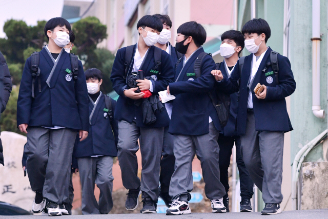 한복교복을 입고 하교하는 예천 대창중학교 학생들./사진제공=문체부