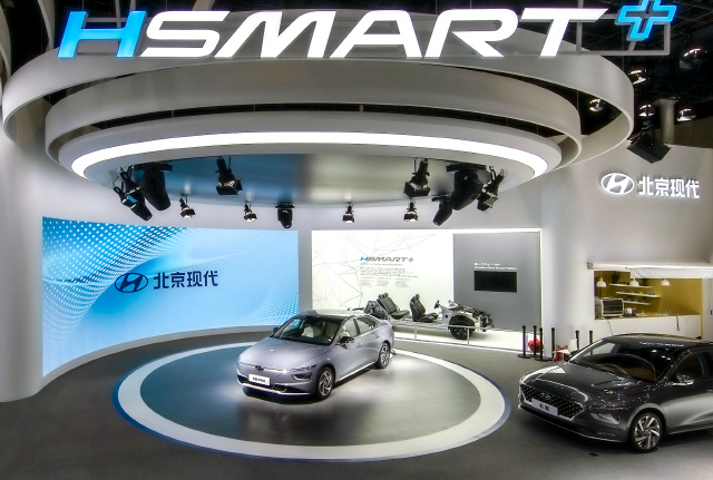 현대차가 중국 전용 기술브랜드 ‘H SMART+’를 소개하기 위해 광저우모터쇼 행사장에 마련한 ‘H SMART+ 존’./사진제공=현대차